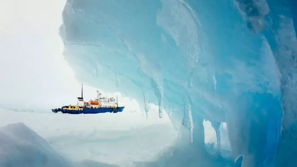 QUIETO. El buque ruso Akadémik Shokálskiy, varado en el hielo antártico.  FOTO DE CLARIN.COM