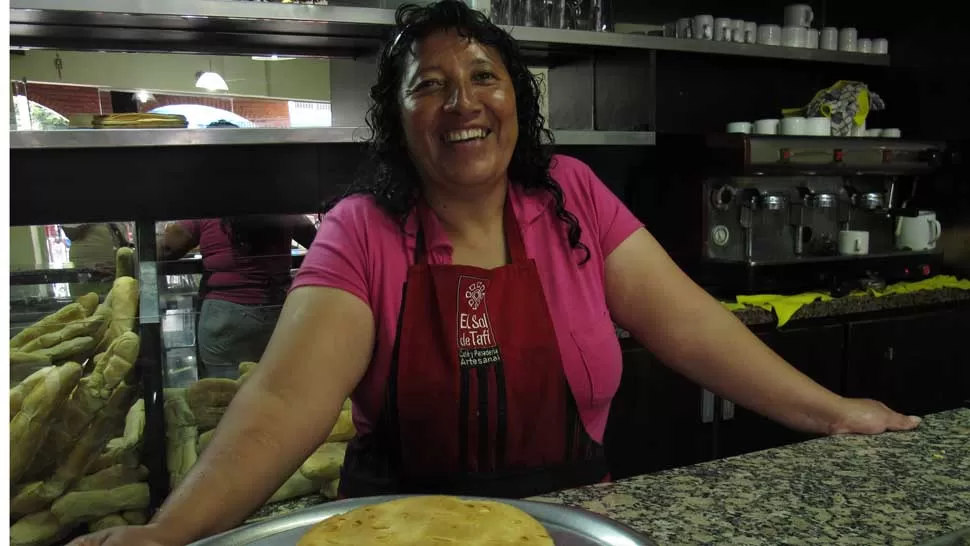 PURA ALEGRÍA. Marina “la Mocha” Gómez sonríe junto a una de sus famosas tortillas parrilleras.