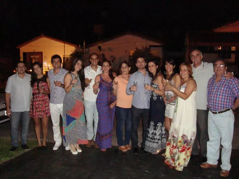 EN FAMILIA. Aníbal Medina brinda junto a su familia porque en 2014 pueda conseguir su segundo ascenso consecutivo. 
