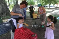 De chico no recibió regalos, pero trabaja para llevar alegría en Reyes