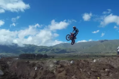 El cross se cita en las nubes