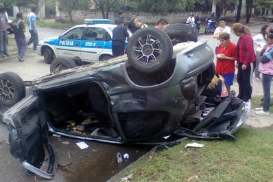 Impactante vuelco en Barrio El Bosque
