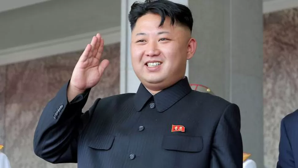 SONRIENTE. El líder de Corea del Norte, Kim Jong-Un, saludando durante un discurso. FOTO TOMADA DE DAILYMAIL.CO.UK