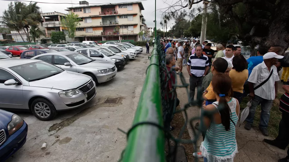 EXPECTANTES. Miles de cubanos salieron a ver autos durante el primer día. REUTERS