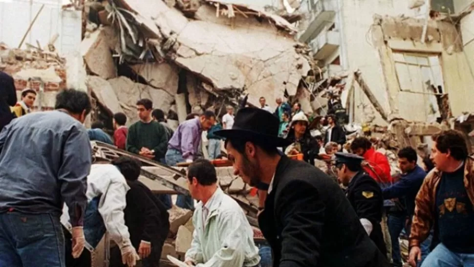 DÍA DE ATENTADO. El 18 de de julio de 1994, a las 9.54, una terrible explosión precedió la destrucción de la mutual judía y sembró el horror en Pasteur 633.
