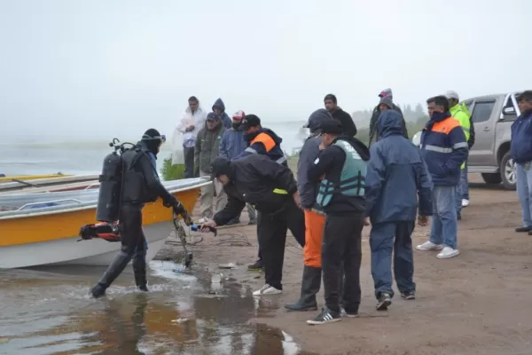 El clima no ayuda para hallar al pescador