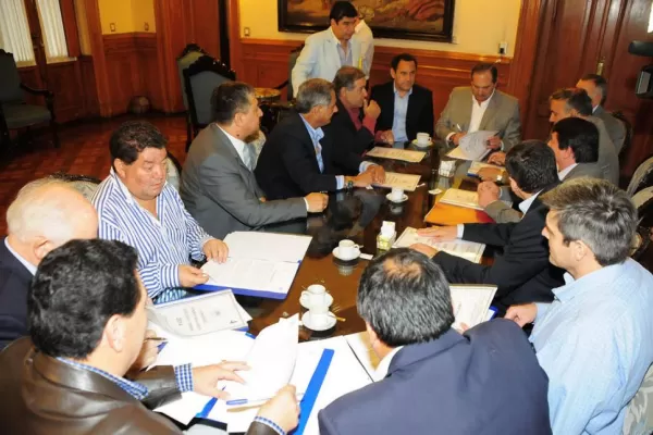 Pese a las críticas, el orellanismo firmó su adhesión al Pacto Social con la Provincia