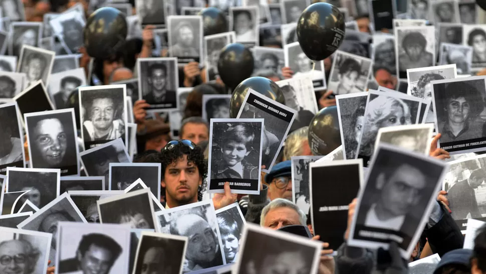 PRESENTES. Los argentinos no olvidan la tragedia de la AMIA. DYN