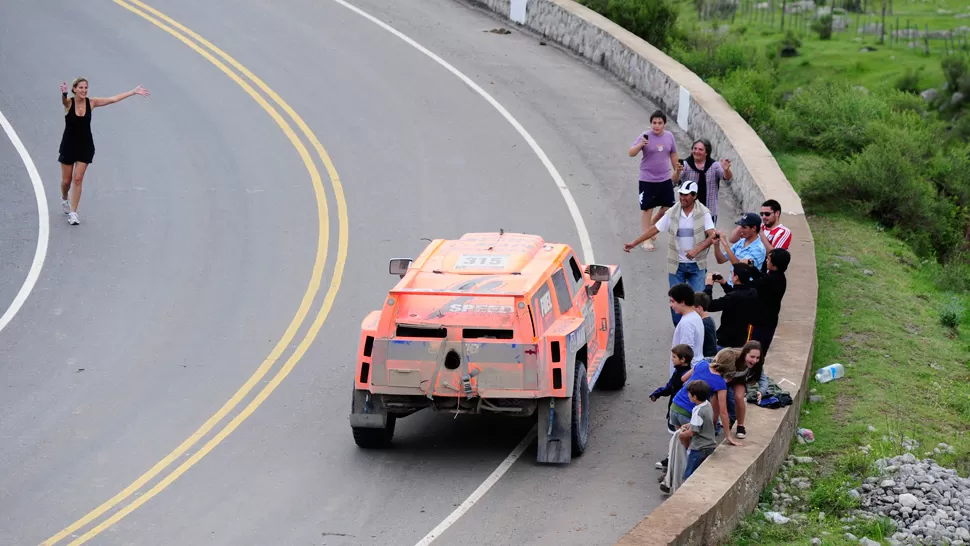 EL LOCO DE LA RUTA. La famosa Hummer naranja de Robby Gordon en una curva de los valles, el año pasado. Se espera que miles de personas vuelvan a apostarse al lado de la ruta para ver la caravana. LA GACETA / FOTO DE JORGE OLMOS SGROSSO (ARCHIVO)