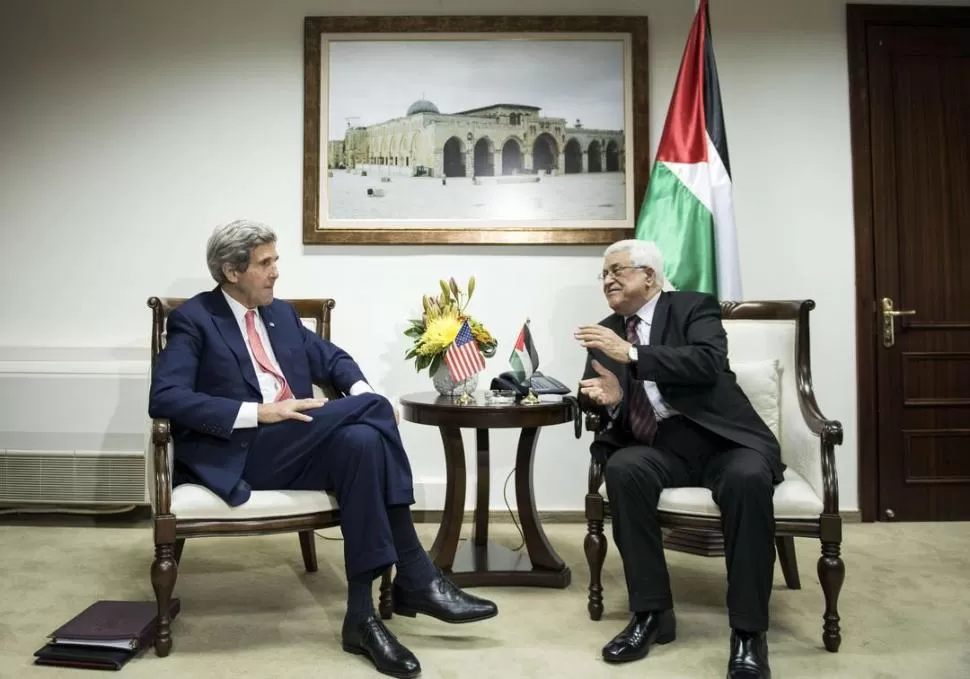 EN RAMALLAH. El secretario Kerry visitó al presidente palestino, Mahmud Abbas, en la sede del gobierno. reuters