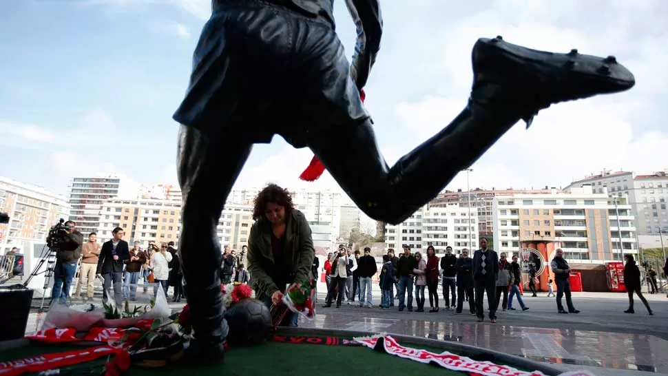 LEYENDA. Eusebio fue el primer portugués que consiguió el balón de oro de la FIFA y tiene una estatua en el estadio de Benfica. REUTERS