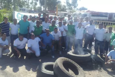 Camioneros bloquean el acceso a una empresa en El Manantial