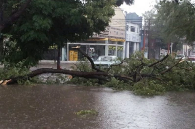 Después del tornado de la semana pasada, aún hay santiagueños sin agua ni electricidad