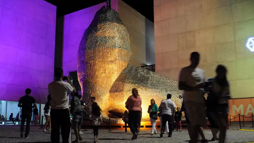 IMPONENTE. El MAR cuenta con una escultura de Marta Minujín titulada El Lobo marino de alfajores. FOTO TOMADA DE CLARIN.COM