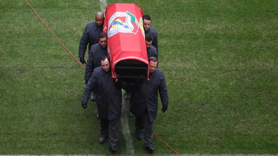 DESPEDIDA. El ataúd con los restos de Eusebio pasó por el estadio de Benfica. REUTERS.
