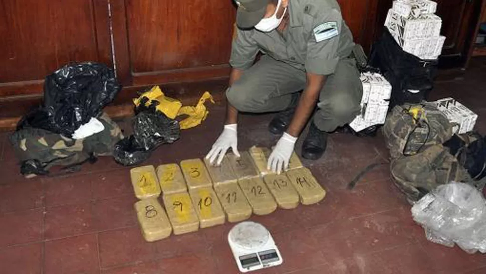 INCAUTADO. Se encontró en poder de los dos detenidos cuatro paquetes rectangulares con un peso total de 14,276 kilos de cocaína. TELAM