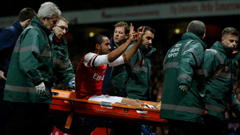 GESTO. Walcott se retira lesionado pero se burla de los hinchas del Tottenham. FOTO TOMADA DE NESN.COM