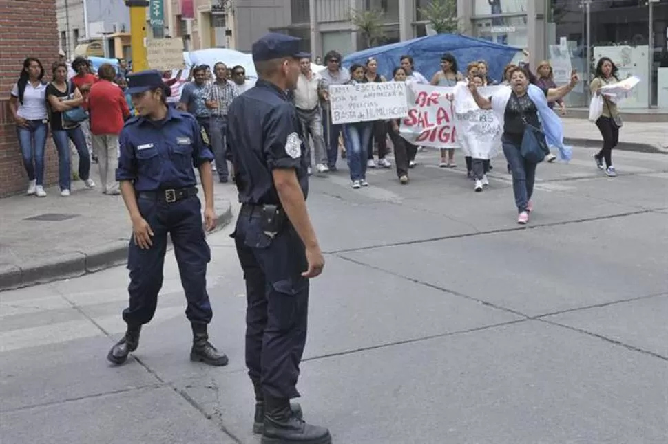 LOS ÚLTIMOS. Los policías salteños también consiguieron mejoras salariales, luego de varios días de protestas. LA NACION.COM