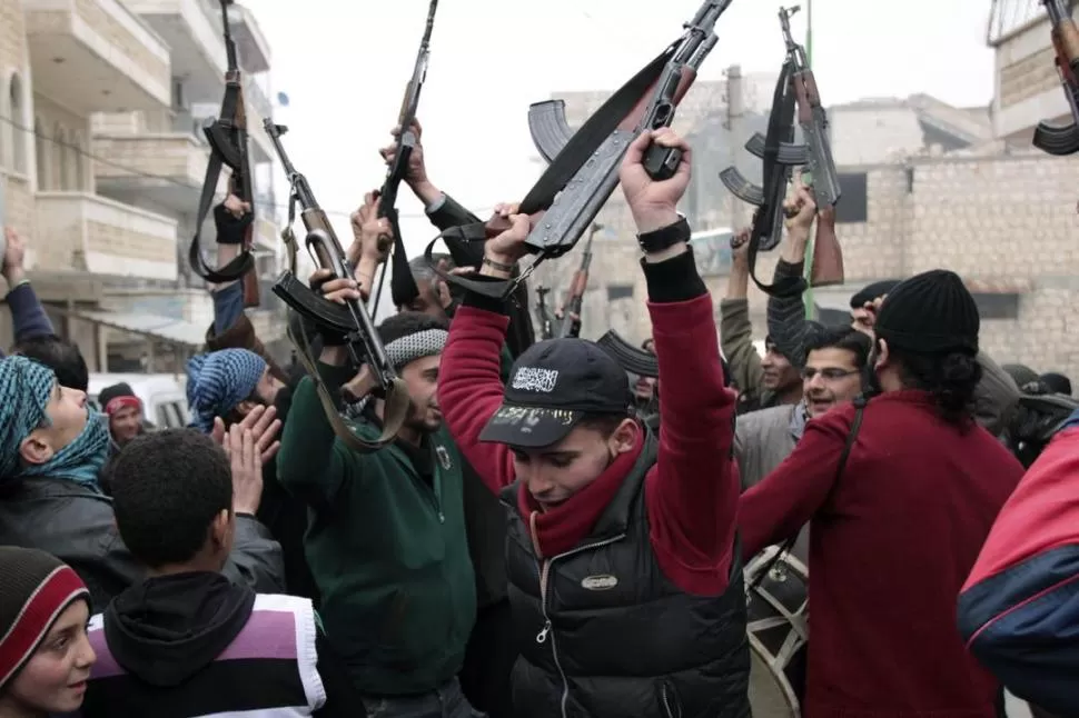 FESTEJOS EN IDLIB. Rebeldes sirios islamistas hicieron retroceder a combatientes de Al Qaeda, tras un enfrentamiento cerca de la frontera con Turquía. REUTERS