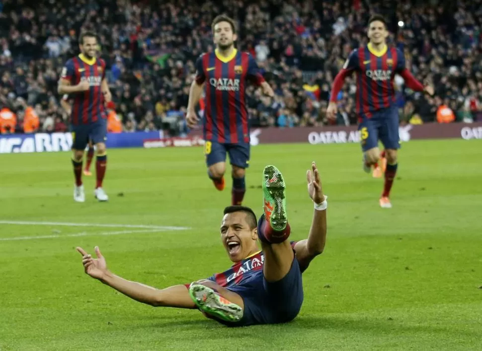 ALEGRÍA TOTAL. Alexis Sánchez festeja en el piso su tercer y mejor gol, el cuarto de Barcelona, marcado de tiro libre. 