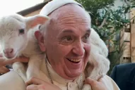 El papa Francisco volvió a sorprender: Se colgó un cabrito en los hombros