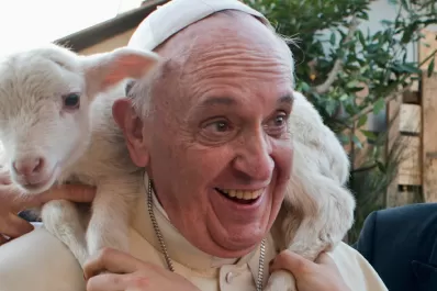 El papa Francisco volvió a sorprender: Se colgó un cabrito en los hombros