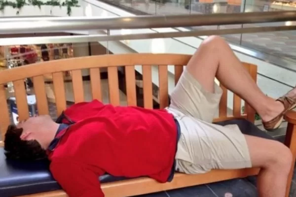 Instagram muestra el sufrimiento de hombres que van de compras con su mujer