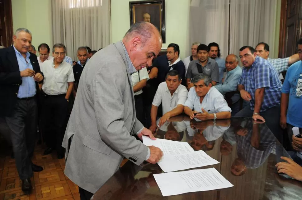 DOS MINISTROS, DOS ENCUENTROS. Edmundo Jiménez (firma el acta) y Jorge Jiménez (de pie, saco oscuro) se reunieron dos veces con los dirigentes. prensa y difusión