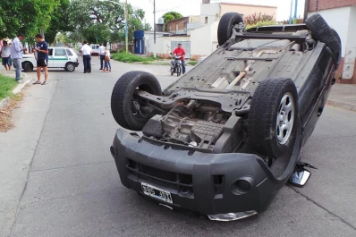 Un taxista chocó a una camioneta, la volcó y se fugó