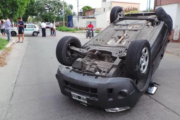 Un taxista chocó a una camioneta, la volcó y se fugó