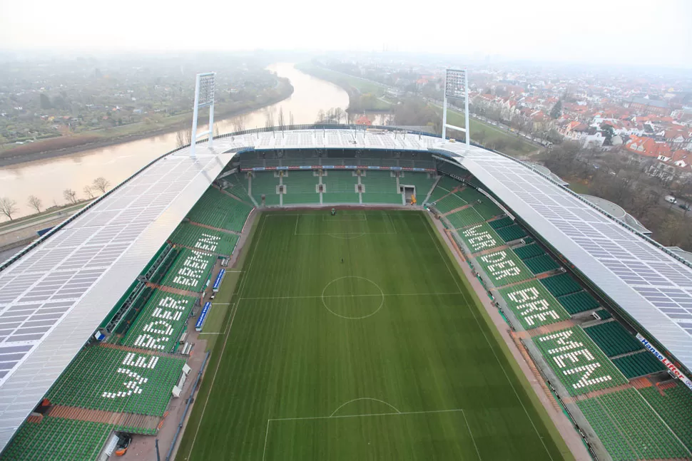 REGISTRO. Un OVNI se posó sobre el estadio del Werder Bremen. FOTO TOMADA DE WESERSTADION.DE
