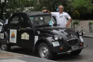 Cuatro personas, una canasta de pan y otra de huevos