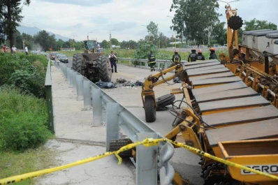 Dos personas murieron aplastadas por el tractor en que viajaban cuando un colectivo intentó pasarlos