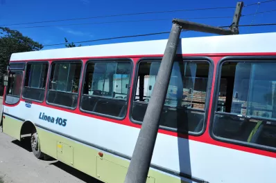 Un poste de luz cayó sobre un colectivo, en El Colmenar