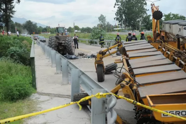 Dos personas murieron aplastadas por el tractor en que viajaban cuando un colectivo intentó pasarlos