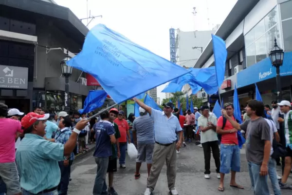 Los ambulantes multiplican sus reclamos y amenazan con volver mañana el centro