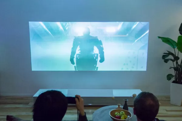 Un proyector de Sony pretende convertir la pared en una pantalla 4K