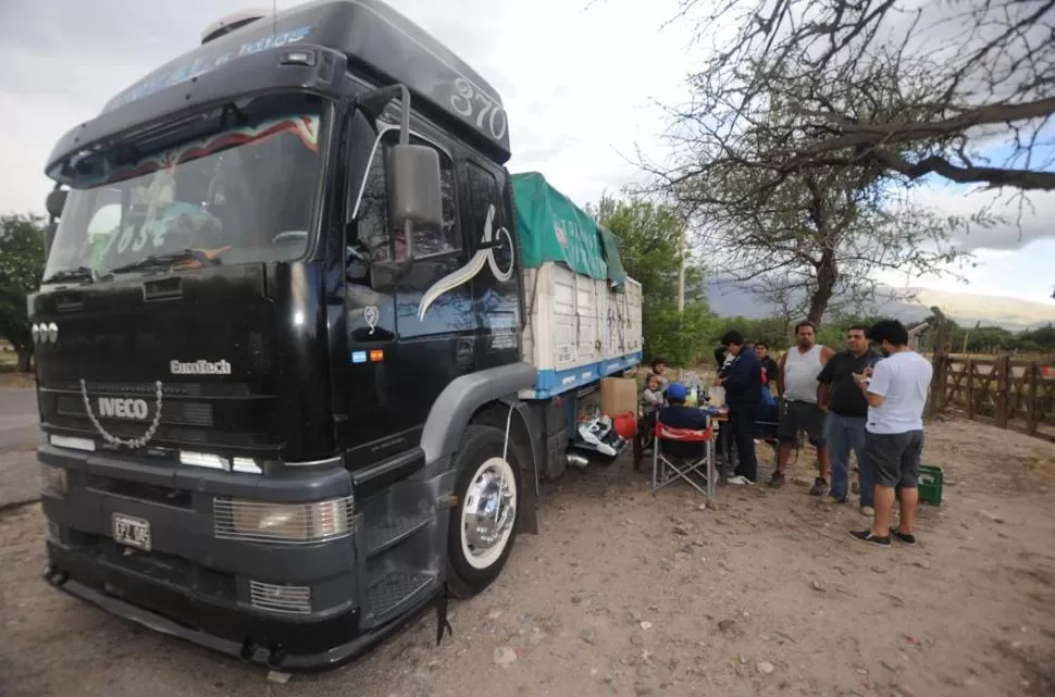 FANÁTICOS. Tres familias se unieron para viajar en camión y esperar el paso de los competidores en las cercanías de Amaicha. 