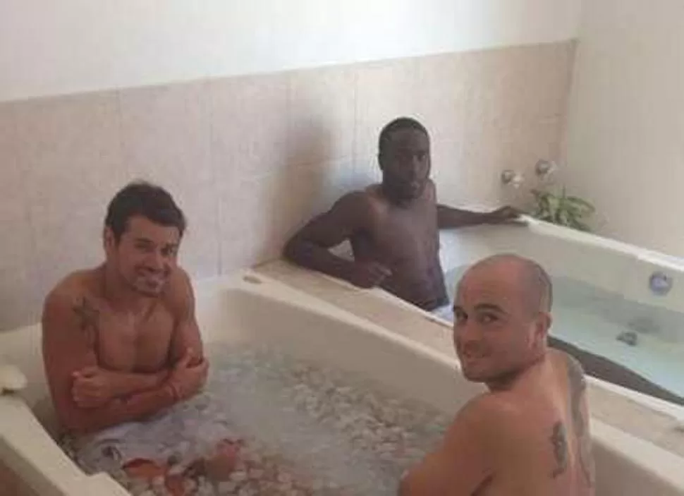 HACE FRÍO. Mora, Aguirre y Álvarez Balanta posan en las bañaderas de hielo. 