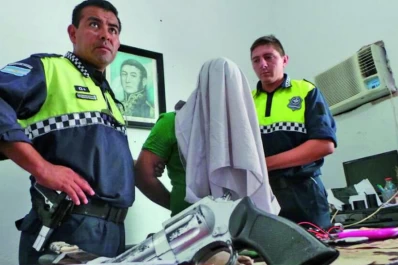 Caen tres jóvenes que usaban un auto de lujo para asaltar peatones en Yerba Buena
