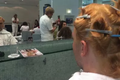 Cristian Castro pasó de la tanga al peluquero