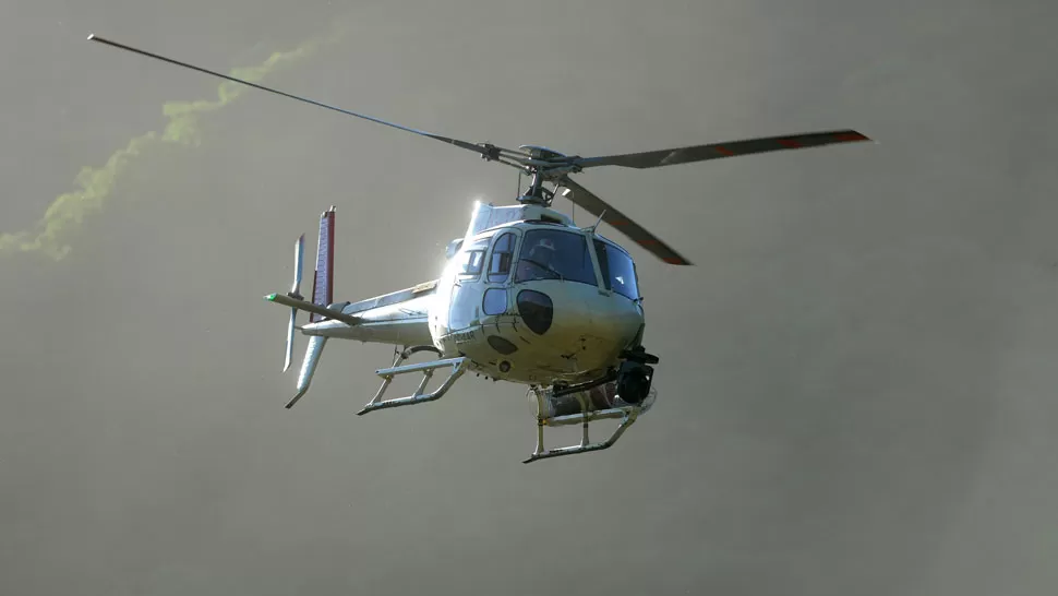 SURCANDO LOS CIELOS. El helicóptero aterrizó en Choromoro. LA GACETA/ FOTO DE FRANCO VERA