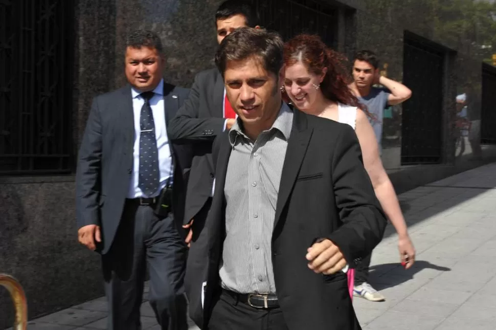EN LA VEREDA. Kicillof llega al Ministerio de Economía y al lugar donde convocó a los medios de prensa. telam