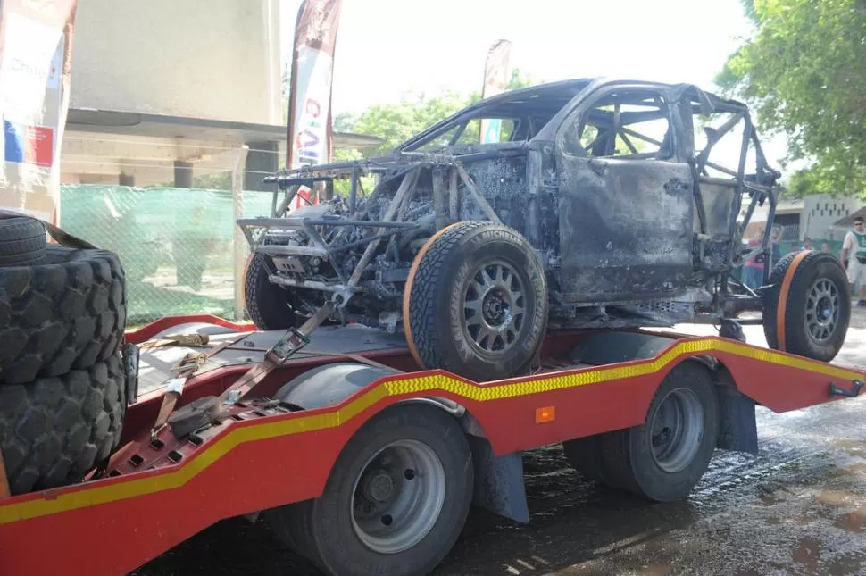 INGRESANDO AL HIPÓDROMO. El vehículo quemado del piloto de Kazajstán Bauyrzhan Issabayev fue llevado al vivac. 