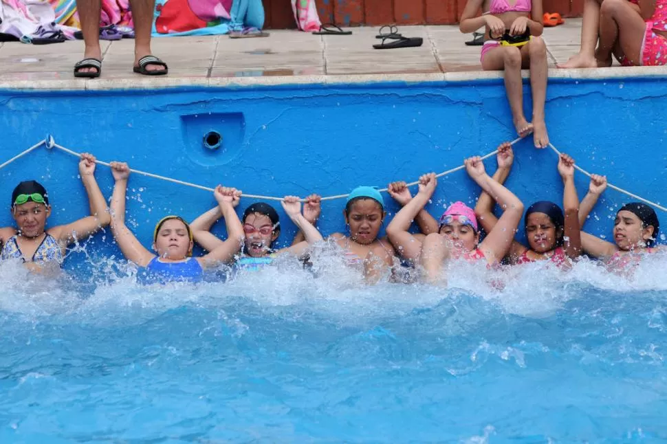 COMPLEJO LEDESMA. Un grupo de chicas realizan ejercicios para aprender a nadar. En las colonias no sólo se juega, sino que también se aprende. la gaceta / fotos de ines quinteros orio 