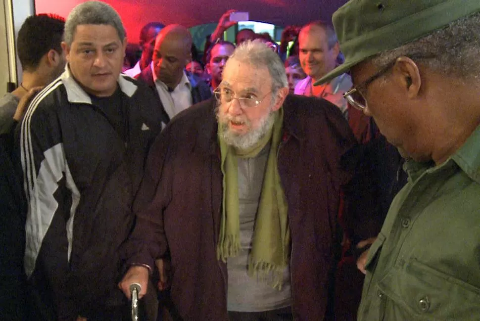 EN LA SALA DE ARTE. Fidel Castro, de 87 años, camina lentamente, apoyado en un bastón y ayudado por asistentes. telam 