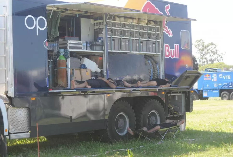 TRATANDO DE DESCANSAR. Tres ntegrantes del equipo de Red Bull, pretenden dormir en el camión principal durante la tarde de ayer en el vivac del Hipódromo.  