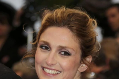 Sacude Francia un romance de Hollande con una actriz