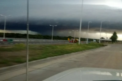 Un violento tornado causó destrozos y voladura de techos en Chajarí