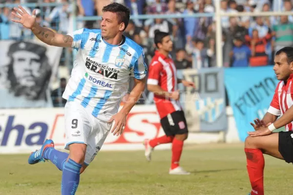 Fabricio Lenci se prueba la camiseta de San Martín